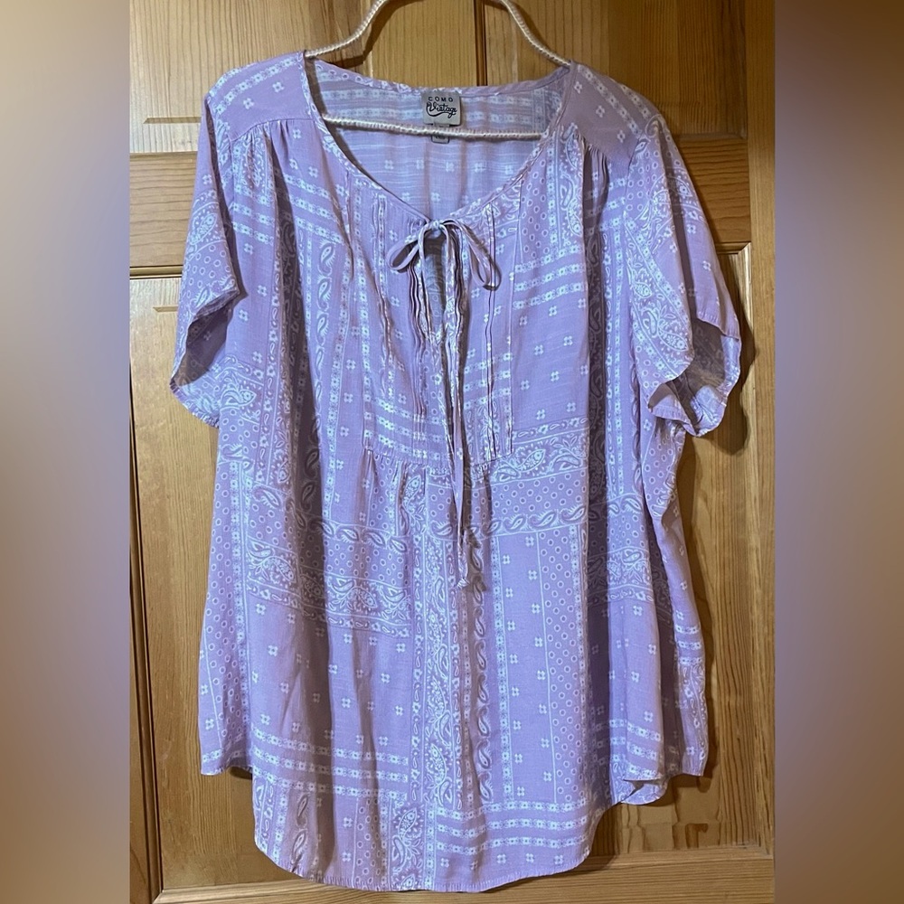 Comp Vintage woman’s top. Very pretty light nave color.